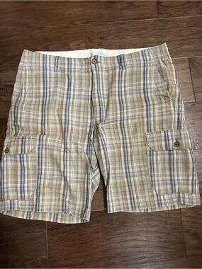 Tommy Bahama Men's Plaid Cargo Shorts in Tan and Grey